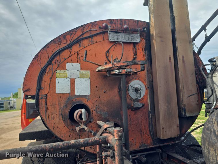 image for item DO7949 1985 GMC 7000 oil distributor truck