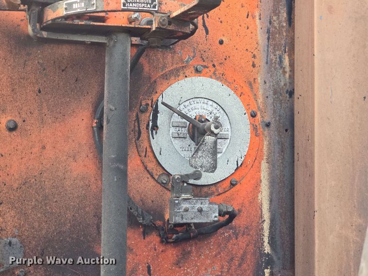 image for item DO7949 1985 GMC 7000 oil distributor truck