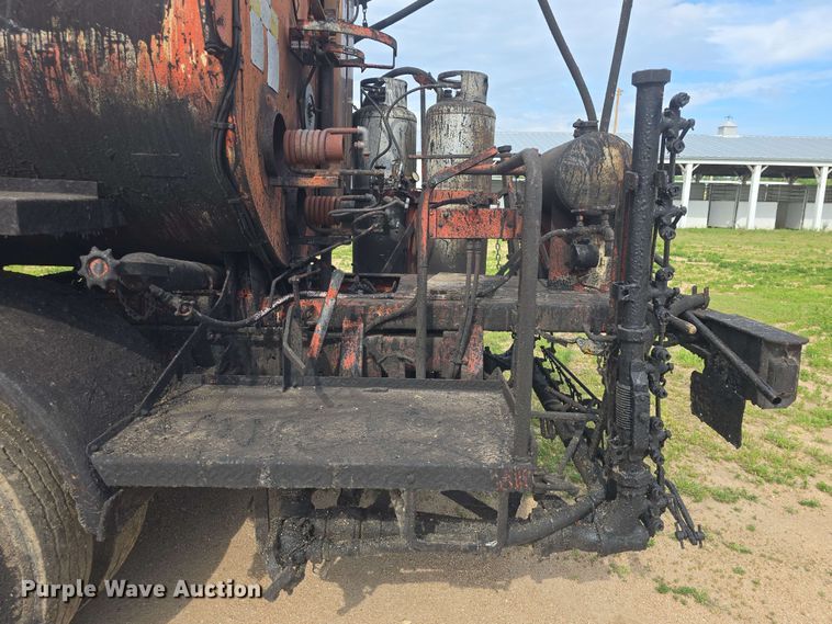 image for item DO7949 1985 GMC 7000 oil distributor truck