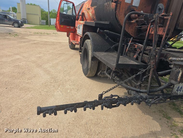 image for item DO7949 1985 GMC 7000 oil distributor truck