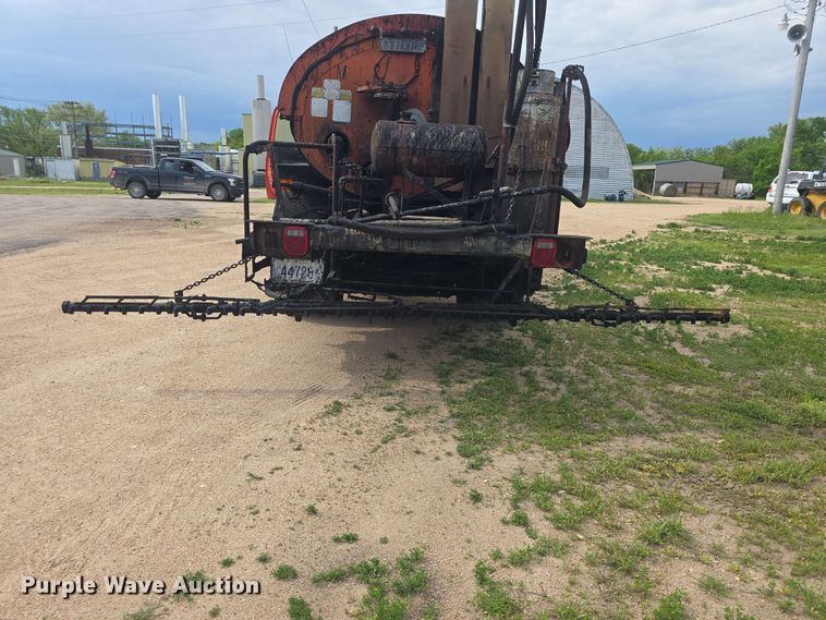 image for item DO7949 1985 GMC 7000 oil distributor truck