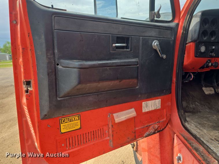 image for item DO7949 1985 GMC 7000 oil distributor truck