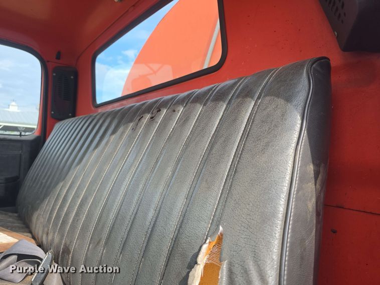 image for item DO7949 1985 GMC 7000 oil distributor truck