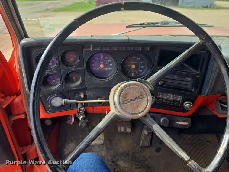 image for item DO7949 1985 GMC 7000 oil distributor truck