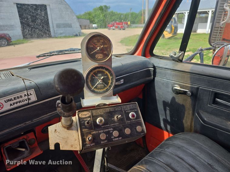 image for item DO7949 1985 GMC 7000 oil distributor truck