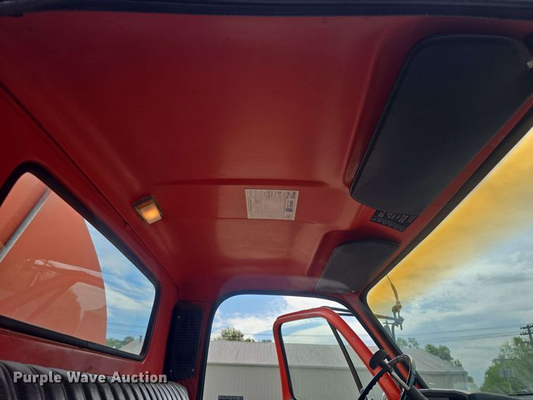 image for item DO7949 1985 GMC 7000 oil distributor truck