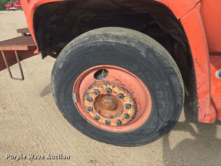 image for item DO7949 1985 GMC 7000 oil distributor truck