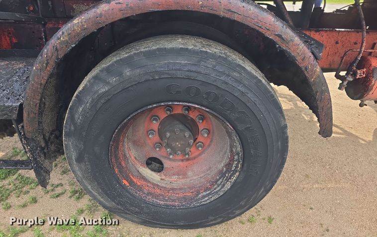 image for item DO7949 1985 GMC 7000 oil distributor truck