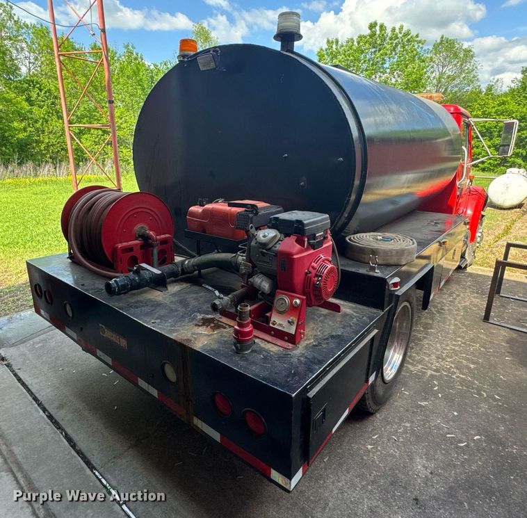 image for item DU9017 1997 International 4700 water truck