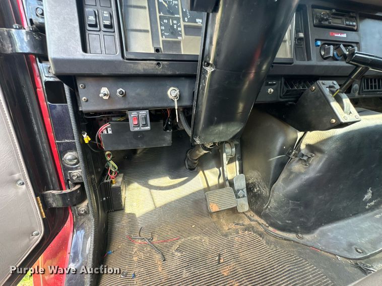 image for item DU9017 1997 International 4700 water truck