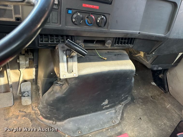 image for item DU9017 1997 International 4700 water truck