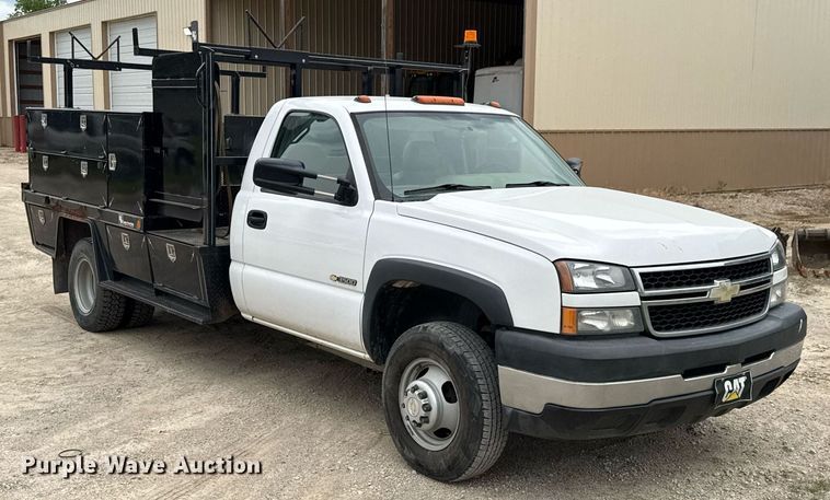 image for item DU9032 2006 Chevrolet Silverado 3500 utility bed pickup truck