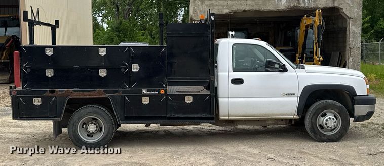 image for item DU9032 2006 Chevrolet Silverado 3500 utility bed pickup truck