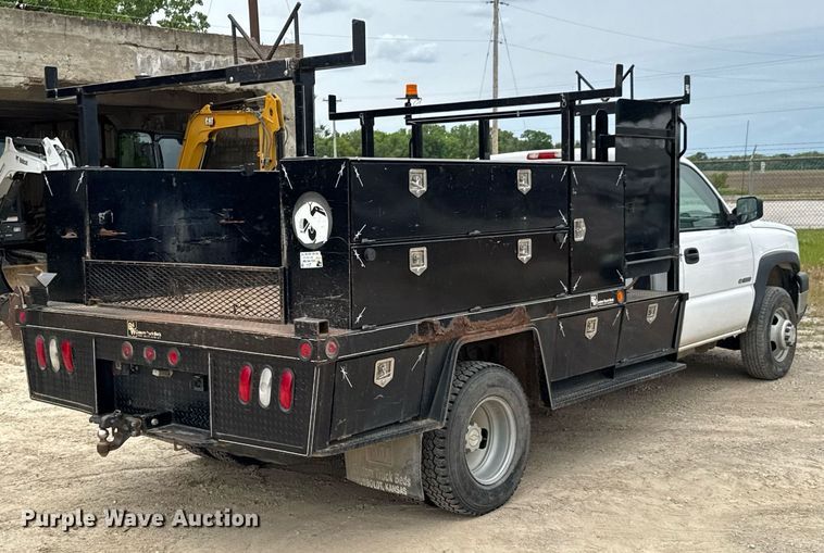 image for item DU9032 2006 Chevrolet Silverado 3500 utility bed pickup truck