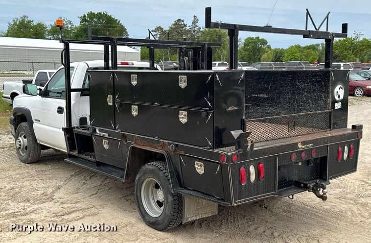 image for item DU9032 2006 Chevrolet Silverado 3500 utility bed pickup truck
