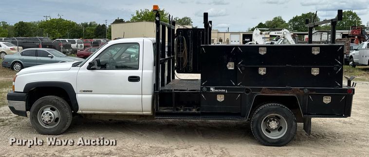 image for item DU9032 2006 Chevrolet Silverado 3500 utility bed pickup truck