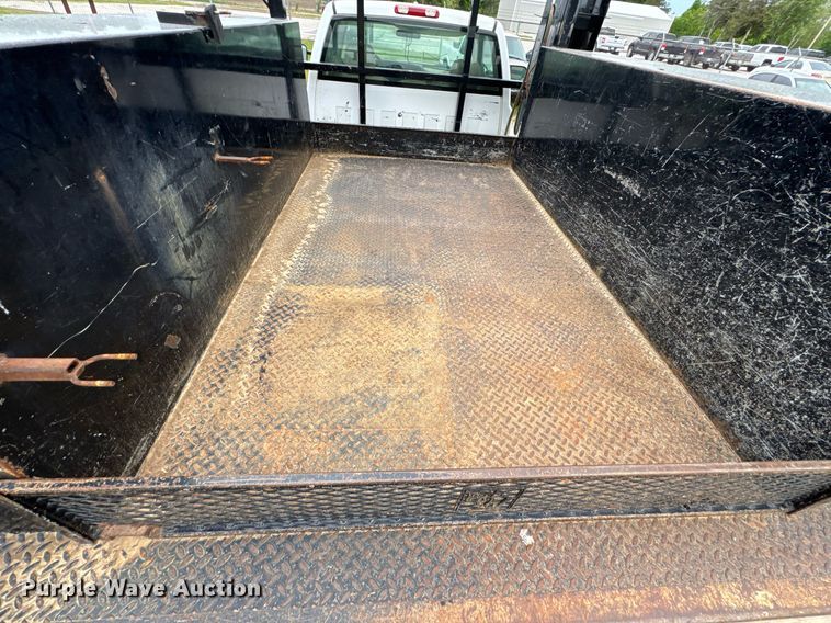 image for item DU9032 2006 Chevrolet Silverado 3500 utility bed pickup truck