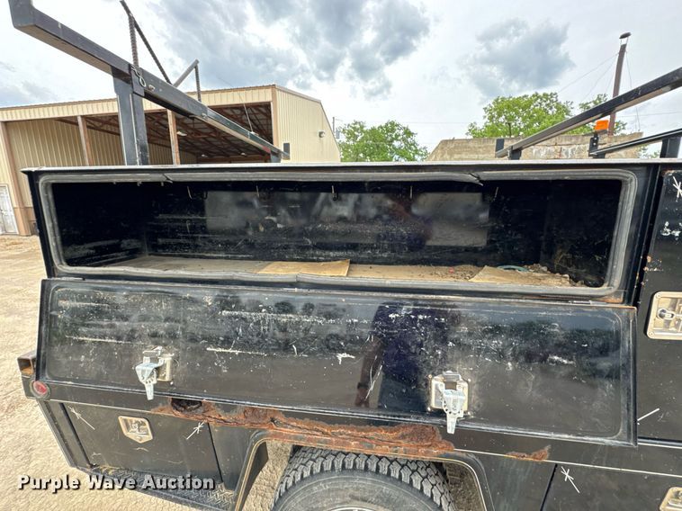 image for item DU9032 2006 Chevrolet Silverado 3500 utility bed pickup truck