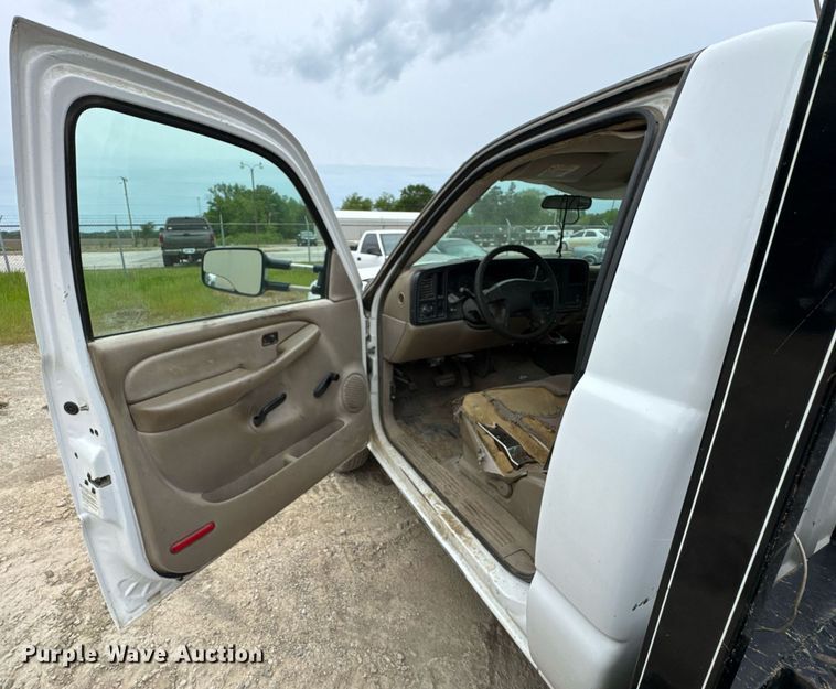 image for item DU9032 2006 Chevrolet Silverado 3500 utility bed pickup truck