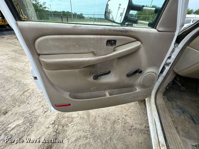 image for item DU9032 2006 Chevrolet Silverado 3500 utility bed pickup truck