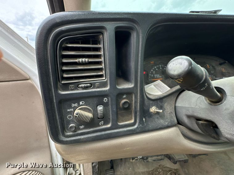 image for item DU9032 2006 Chevrolet Silverado 3500 utility bed pickup truck