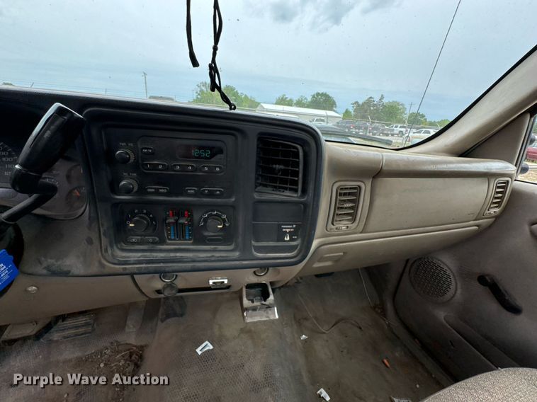 image for item DU9032 2006 Chevrolet Silverado 3500 utility bed pickup truck