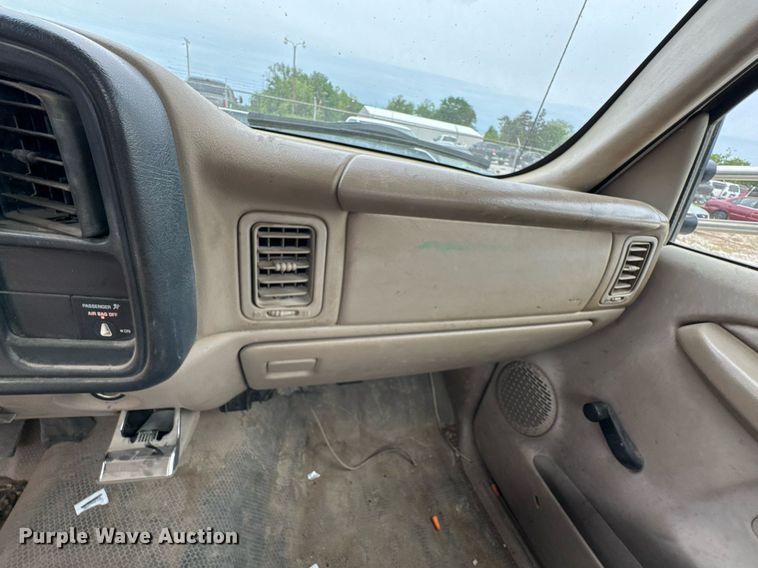 image for item DU9032 2006 Chevrolet Silverado 3500 utility bed pickup truck