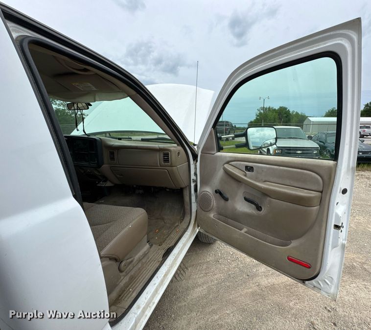 image for item DU9032 2006 Chevrolet Silverado 3500 utility bed pickup truck