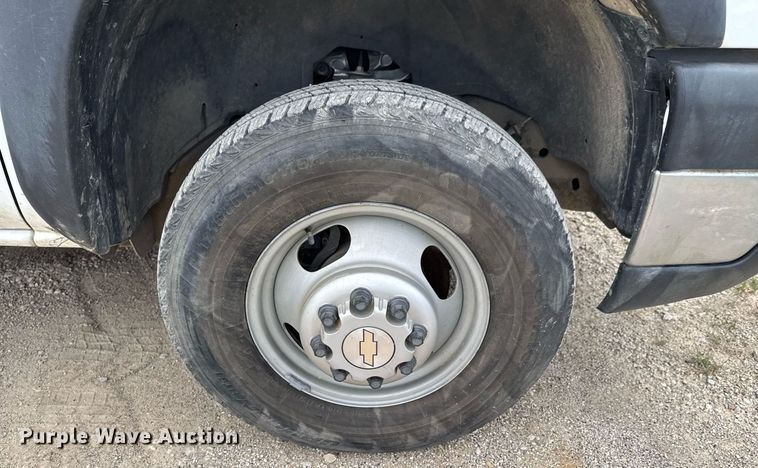 image for item DU9032 2006 Chevrolet Silverado 3500 utility bed pickup truck