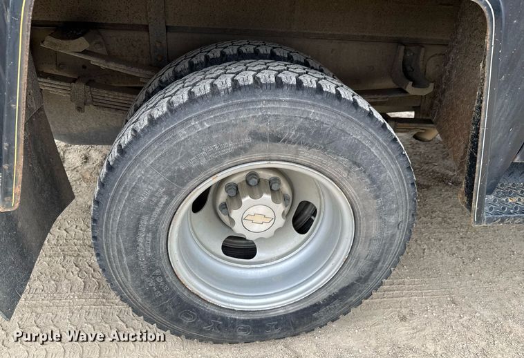 image for item DU9032 2006 Chevrolet Silverado 3500 utility bed pickup truck