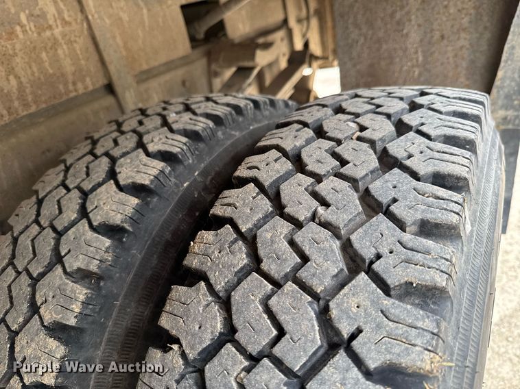 image for item DU9032 2006 Chevrolet Silverado 3500 utility bed pickup truck