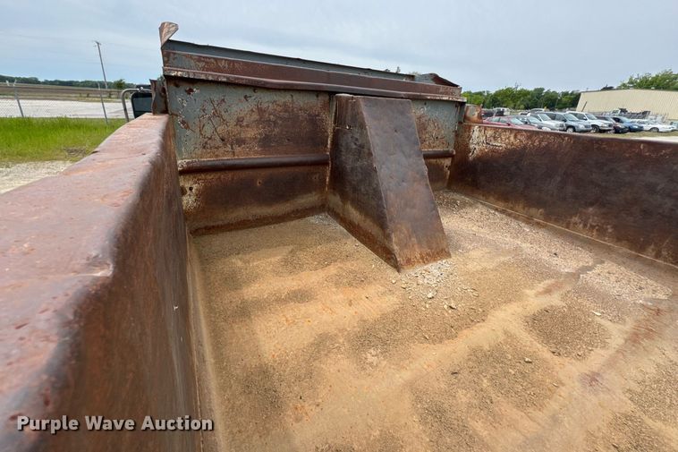image for item DU9033 1995 Ford F700 dump truck