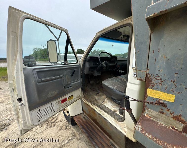 image for item DU9033 1995 Ford F700 dump truck