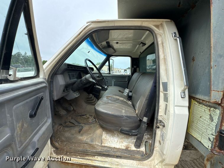 image for item DU9033 1995 Ford F700 dump truck
