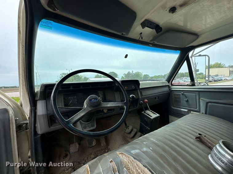 image for item DU9033 1995 Ford F700 dump truck