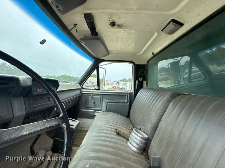 image for item DU9033 1995 Ford F700 dump truck