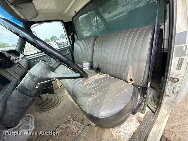 image for item DU9033 1995 Ford F700 dump truck