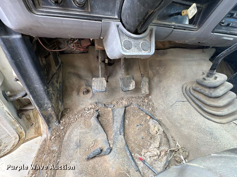 image for item DU9033 1995 Ford F700 dump truck