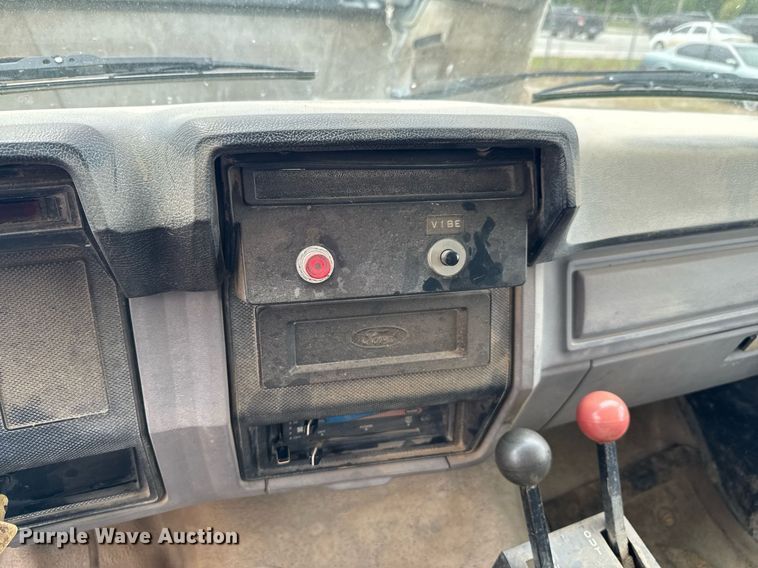 image for item DU9033 1995 Ford F700 dump truck