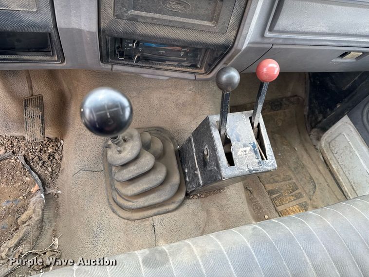 image for item DU9033 1995 Ford F700 dump truck