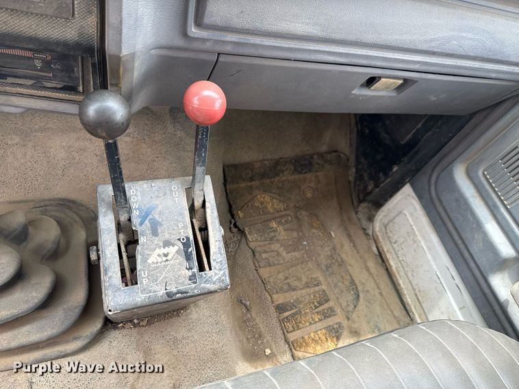 image for item DU9033 1995 Ford F700 dump truck