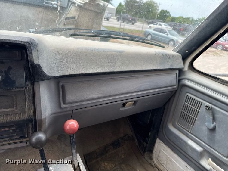 image for item DU9033 1995 Ford F700 dump truck