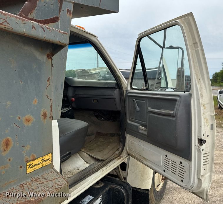 image for item DU9033 1995 Ford F700 dump truck
