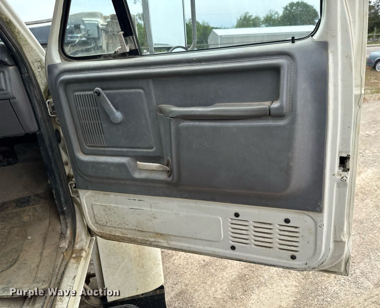 image for item DU9033 1995 Ford F700 dump truck