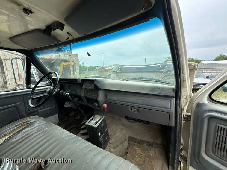 image for item DU9033 1995 Ford F700 dump truck