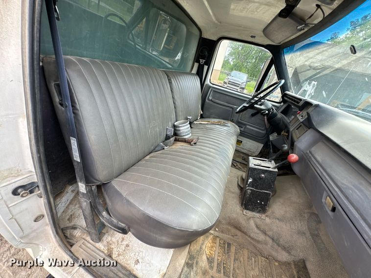 image for item DU9033 1995 Ford F700 dump truck