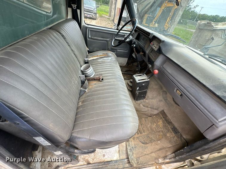 image for item DU9033 1995 Ford F700 dump truck