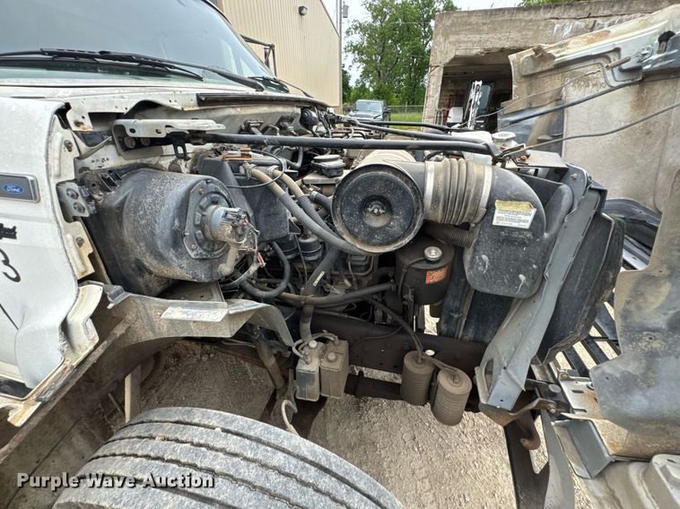 image for item DU9033 1995 Ford F700 dump truck