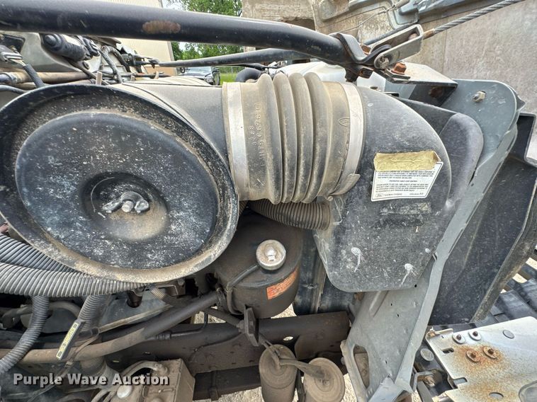 image for item DU9033 1995 Ford F700 dump truck