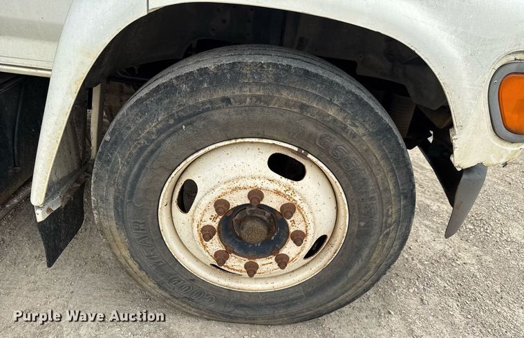 image for item DU9033 1995 Ford F700 dump truck